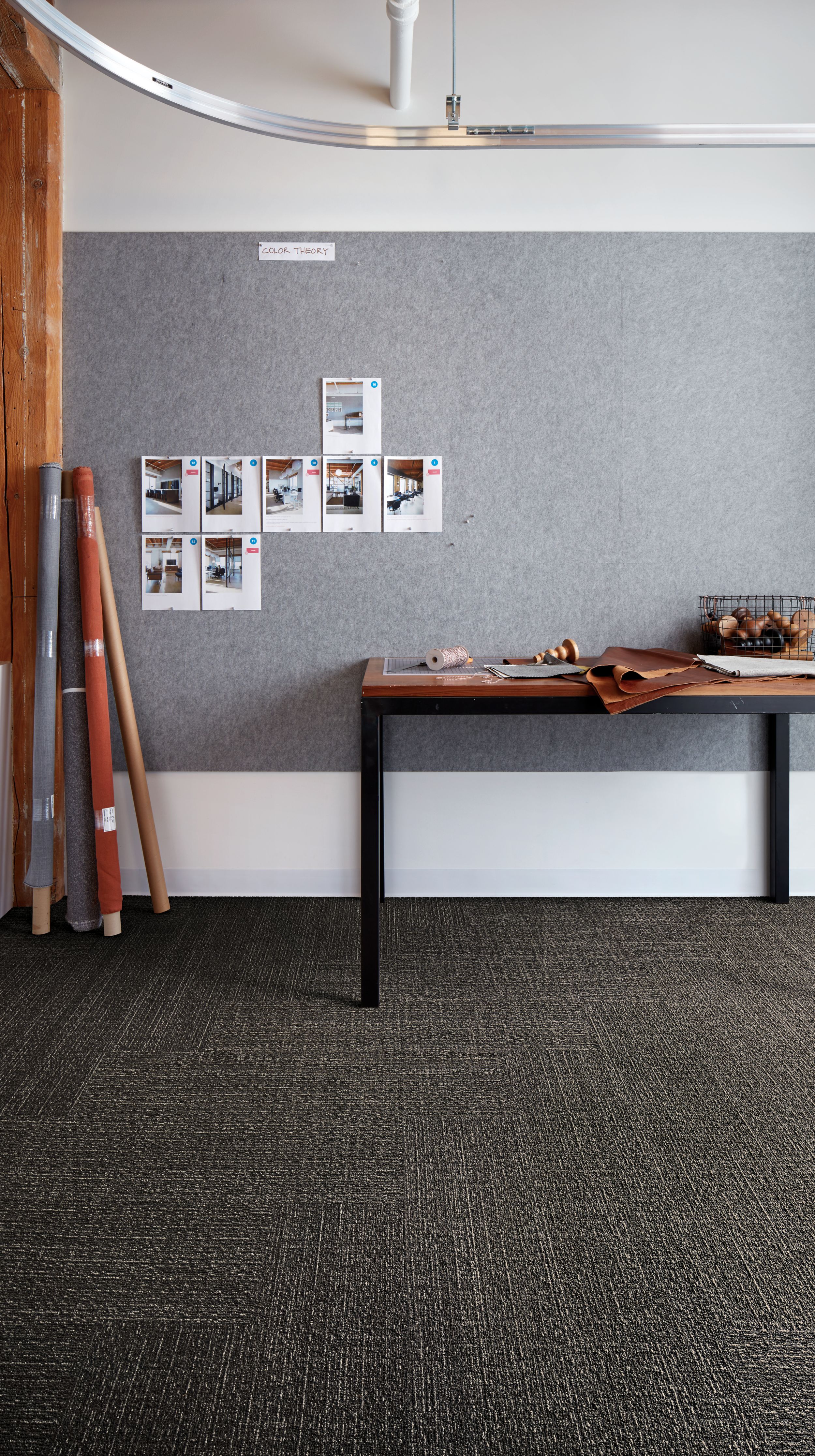 Interface Shishu Stitch and Shade plank carpet tile in workspace with table número de imagen 5